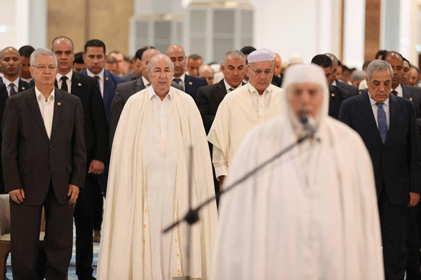 أدى الصلاة بجامع الجزائر وتلقى التهاني بالمناسبة: رئيـــس الجمهوريــــــــة يهنـــئ الجزائرييــــــن بمناسبــــــــة عيـــد الأضحــــى