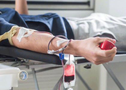 يلتزمون منذ سنوات بتوفير حاجة المستشفيات: قصص متبرعين ينقذون الأرواح بدمائهم