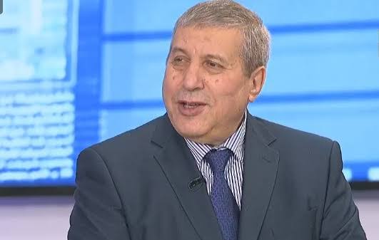 وزير الاتصال يزور الإعلامي علي ذراع المتواجد في المستشفى