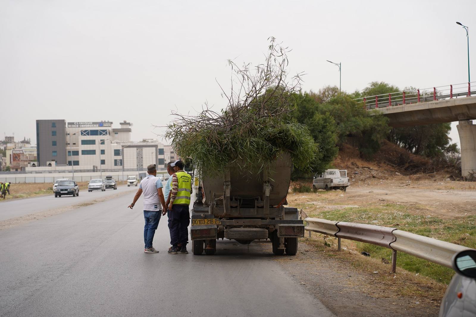 قسنطينة: حملة كبرى لتنظيف المحيط بمدخل مدينة الخروب