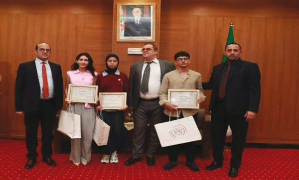 شهادتا البكالوريا والتعليم المتوسط: وزير الاتصال يشرف على تكريم أبناء منتسبي القطاع
