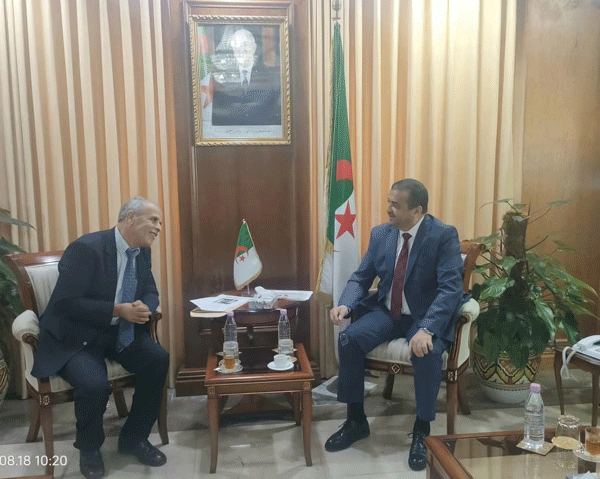 عرقاب خلال استقباله الباحث عبد الرحمان عبان مخترع 