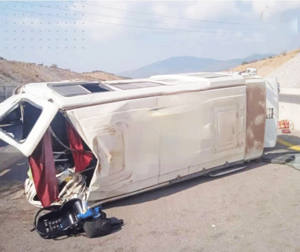 الطارف: وفـاة 4 أشخاص وجرح 11 آخرين إثر اصطدام حافلة بشــاحنة