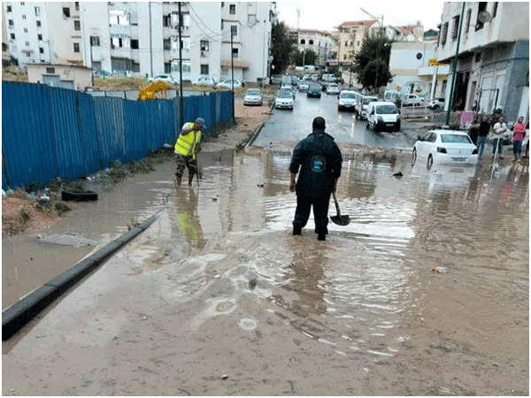 علــي منجلي بقسنطينة: المياه تغمر أحياء وتعرقل حركـة الــسير 