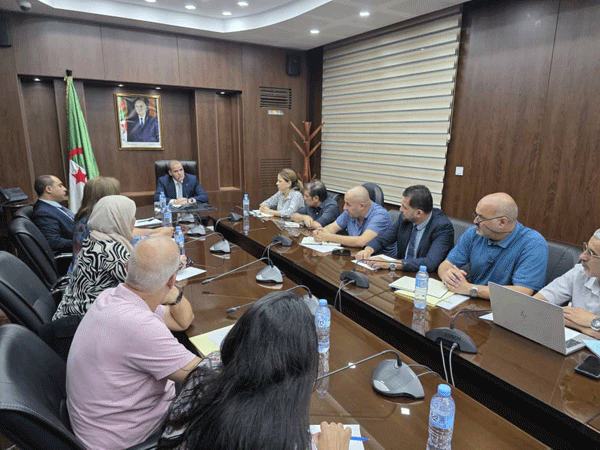 رزيق يتابع إجراءات تنظيم التجارة الخارجية و يشدد: مرافقـة المؤسسـات الوطنيـة الحـائـزة عـلى عقـود تجــارية ضمـن 