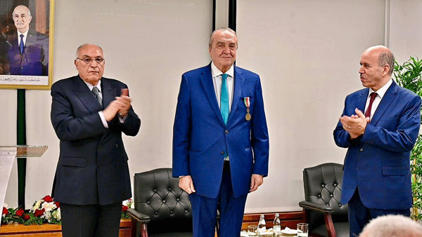 نظير تفانيه و كفاءته في الدفاع عن مصالح الجزائر والقضايا العادلة: وســــام الاستحقــــاق الوطنـــي بدرجـــة عشيــــر للسفيـــر عمـــــار بن جامـــع