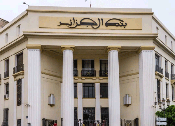 بنك الجزائر يقرّ تدابير جديدة للاستفادة منها: تشديد الرقابة على منحة السفر لمواجهة سماسرة العملة