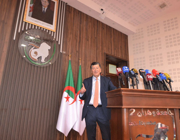 البروفيسور زرهوني يبرز إعجابه بمستوى الطلبة في اللغة الإنجليزية: لا توجد دولة في العالم تستثمر في التعليم العالي كالجزائر